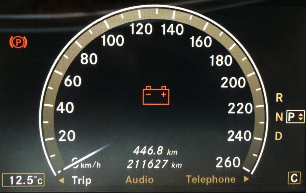 اسباب ظهور لمبة بطارية السيارة باستمرار